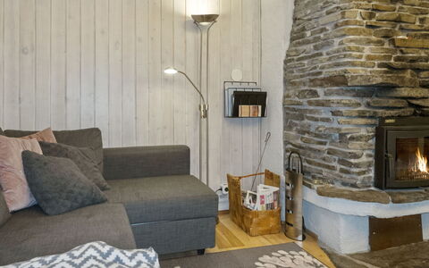 Riekonraito A1: Mobilia, Pavimentazione, Interior Design, Legna, Pavimento, Soffitto, Camera, Illuminazione, Soggiorno, Divano