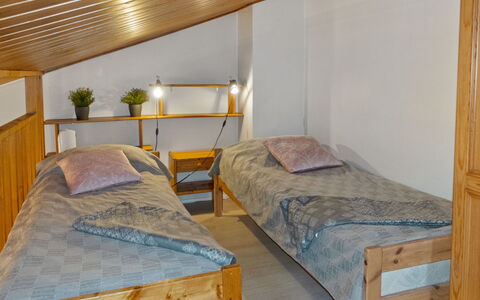 Riekonraito A1: Mobilia, Letto, Camera Da Letto, Pavimento, Interior Design, Pavimentazione, Legna, Bedding, Soffitto, Camera