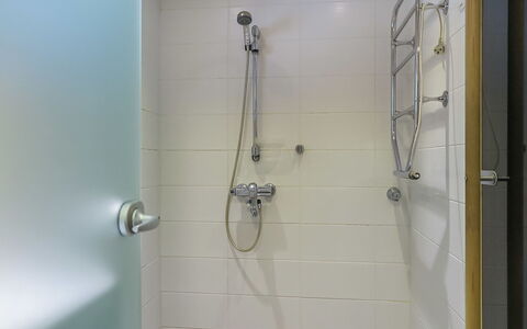 Keromaja: Bagno, Idraulico Fixture, Soffione Doccia, Pavimentazione, Doccia, Doccia Bar, Idraulico, Pavimento, Pannello Doccia