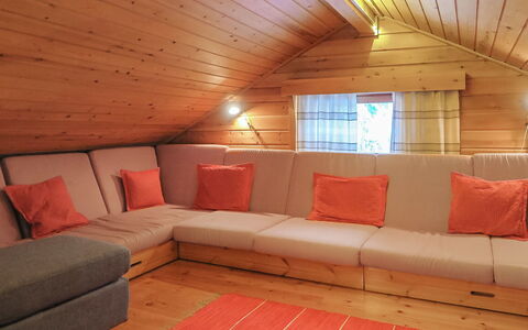 Keromaja: Pavimentazione, Legna, Pavimento, Interior Design, Mobilia, Divano, Pavimento In Legno, Camera, Soffitto, Soggiorno