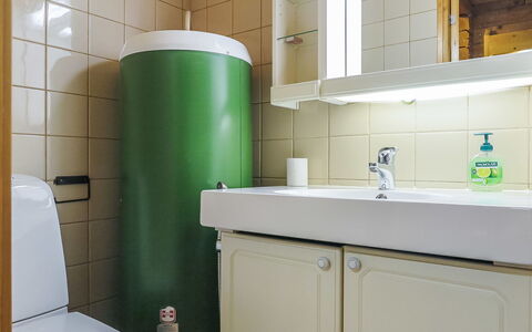 Keromaja: Bagno, Idraulico Fixture, Lavandino Del Bagno, Lavello, Rubinetto, Pavimentazione, Interior Design, Gabinetto, Idraulico, Pavimento