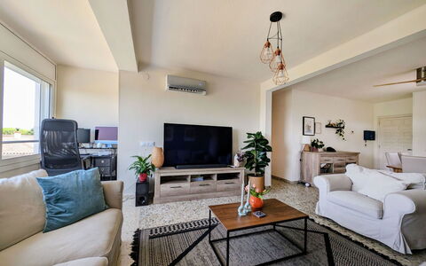 Style: Mobilia, Divano, Interior Design, Pavimentazione, Soggiorno, Soffitto, Pavimento, Camera, Tavolo, Televisione