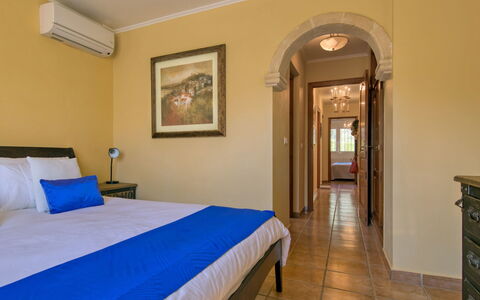 Villa Meena: Camera, Camera Da Letto, Proprietà, Mobilia, Letto, Costruzione, Lenzuolo, Parete, Immobiliare, Interior Design