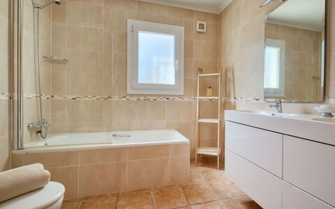 Villa Meena: Bagno, Proprietà, Camera, Piastrella, Interior Design, Vasca Da Bagno, Pavimento, Parete, Rubinetto, Idraulico Fixture