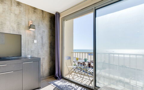 Les Romarins: Costruzione, Proprietà, Mobilia, Finestra, Cabinetry, Televisione, Comfort, Casa, Interior Design, Shade