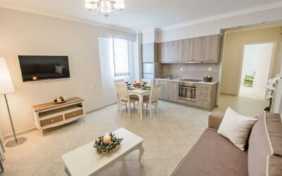 Executive Suite 7.4: Camera, Proprietà, Soggiorno, Mobilia, Interior Design, Costruzione, Soffitto, Pavimento, Tavolo, Suite