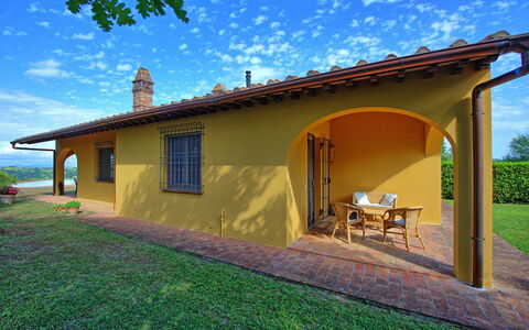 Casa Legoli: Proprietà, Casa, Casa, Costruzione, Immobiliare, Giallo, Estate, Cielo, Facciata, Agriturismo