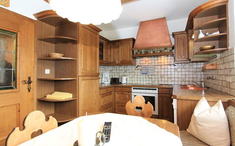 Am Ziller: Camera, Proprietà, Interior Design, Mobilia, Costruzione, Soffitto, Cabinetry, Cucina, Casa, Casa