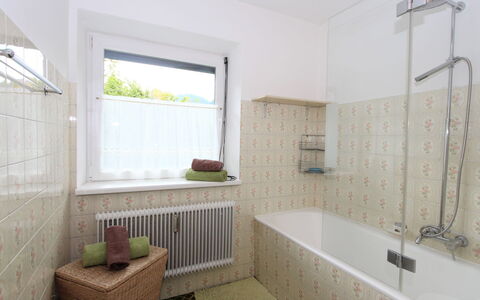 Am Ziller: Vasca Da Bagno, Proprietà, Finestra, Bagno, Idraulico Fixture, Rubinetto, Interior Design, Legna, Pavimentazione, Pavimento