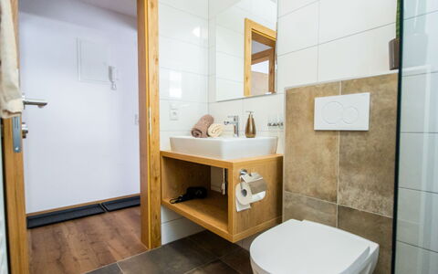 Jonas: Bagno, Proprietà, Camera, Interior Design, Piastrella, Pavimento, Idraulico Fixture, Architettura, Casa, Immobiliare