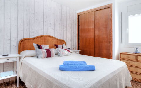 Albatros: Camera Da Letto, Mobilia, Letto, Camera, Proprietà, Lenzuolo, Telaio Del Letto, Materasso, Interior Design, Parete