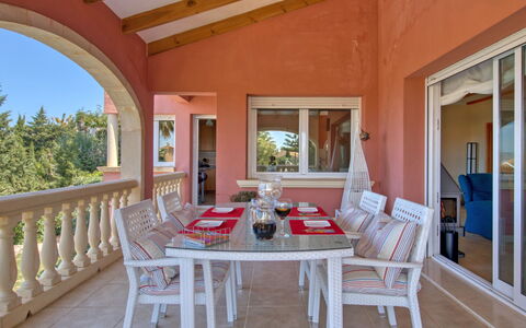 Chill Out on the Sea: Proprietà, Camera, Costruzione, Mobilia, Immobiliare, Casa, Casa, Tavolo, Estate, Interior Design