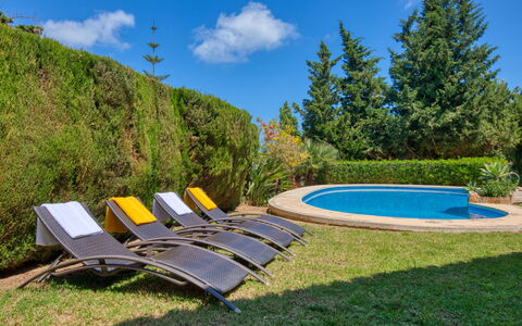 Chill Out on the Sea: Cielo, Nube, Acqua, Pianta, Piscina, Paesaggio Naturale, Mobili Da Esterno, Shade, Lotto, Lettino