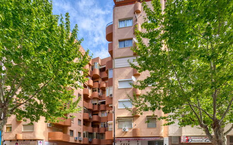 Calpe Pueblo: Cielo, Costruzione, Nube, Albero, Urban Design, Veicolo, Quartiere, Palazzone, Finestra, Condominio