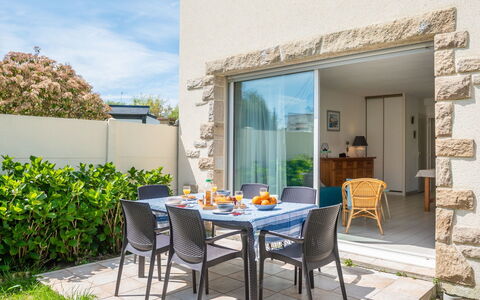 Village du Port: Pianta, Tavolo, Mobilia, Sedia, Azzurro, Costruzione, Cielo, Nube, Shade, Interior Design