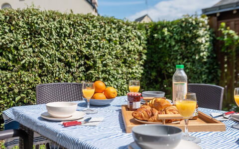 Village du Port: Pasto, Brunch, Prima Colazione, Tavolo, Proprietà, Immobiliare, Cibo, Vacanza, Ristorante, Mobilia
