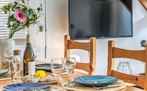 Village du Port: Mobilia, Tavola, Tavolo, Interior Design, Serveware, Sedia, Cucina & Sala Da Pranzo Tavolo, Sala Da Pranzo, Piatto, Dishware