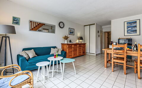 Village du Port: Mobilia, Pavimentazione, Pavimento, Appartamento, Interior Design, Sedia, Soffitto, Divano, Soggiorno