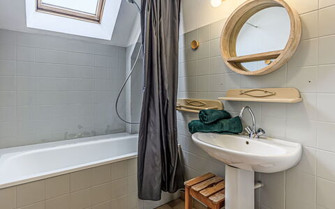 Village du Port: Bagno, Idraulico Fixture, Pavimentazione, Interior Design, Pavimento, Rubinetto, Lavello, Lavandino Del Bagno, Idraulico, Camera