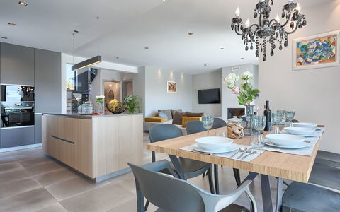 Grande: Sala Da Pranzo, Camera, Mobilia, Proprietà, Interior Design, Soffitto, Costruzione, Controsoffitto, Pavimento, Tavolo