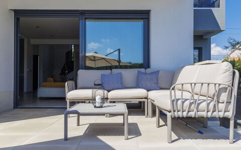 Grande: Divano, Mobilia, Shade, Azzurro, Tavolo, Finestra, Interior Design, Cielo, Architettura, Soggiorno