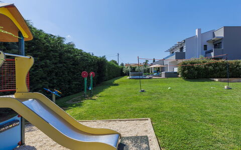 Grande: Cielo, Costruzione, Lotto, Erba, Pianta, Urban Design, Shade, Spazio Pubblico, Immobiliare, Albero