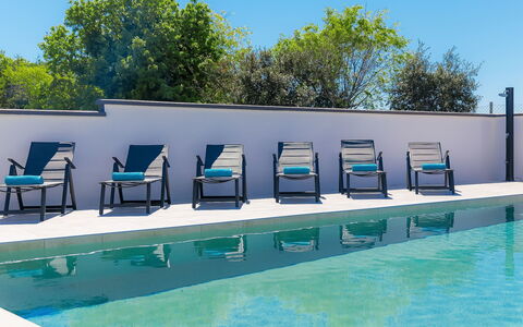 Ella Premantura: Acqua, Cielo, Costruzione, Verde, Blu, Shade, Piscina, Mobili Da Esterno, Urban Design, Casa