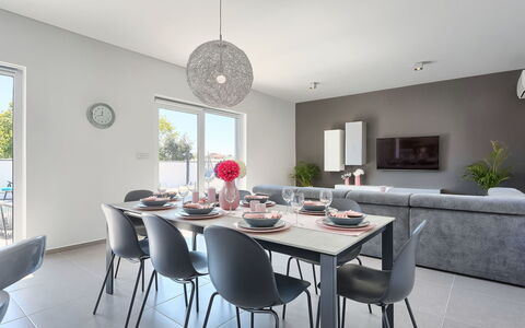 Ella Premantura: Camera, Sala Da Pranzo, Mobilia, Proprietà, Interior Design, Tavolo, Costruzione, Soffitto, Pavimento, Casa