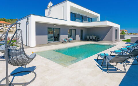 Ella Premantura: Cielo, Proprietà, Mobilia, Costruzione, Finestra, Piscina, Blu, Azzurro, Shade, Mobili Da Esterno