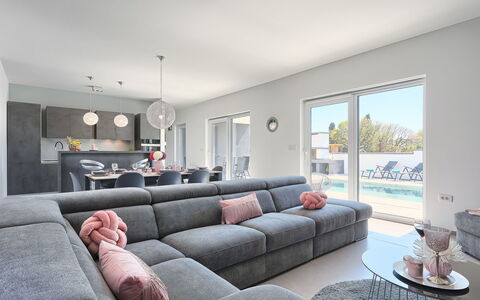 Ella Premantura: Divano, Proprietà, Tavolo, Mobilia, Cornice, Divano Letto, Soggiorno, Costruzione, Interior Design, Comfort