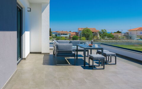 Ella Premantura: Cielo, Costruzione, Tavolo, Pianta, Shade, Sedia, Interior Design, Mobili Da Esterno, Albero, Pavimento