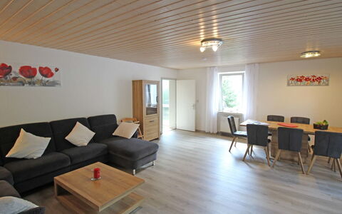 Eifelnatur (Haus 3): Mobilia, Tavolo, Proprietà, Costruzione, Legna, Comfort, Sedia, Interior Design, Architettura, Divano