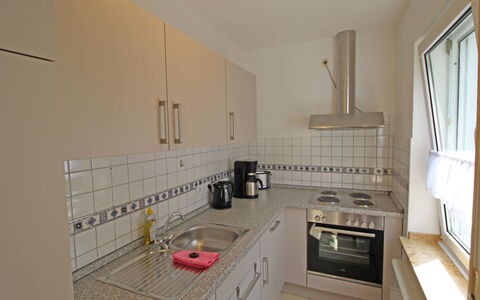 Eifelnatur (Haus 3): Lavandino Della Cucina, Cabinetry, Rubinetto, Controsoffitto, Lavello, Idraulico Fixture, Cucina Stufa, Elettrodomestico Da Cucina, Stufa A Gas, Cucina