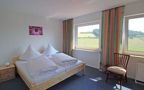 Eifelnatur (Haus 3): Camera Da Letto, Letto, Camera, Mobilia, Proprietà, Lenzuolo, Telaio Del Letto, Pavimento, Bedding, Materasso