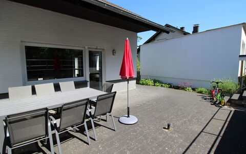Eifelnatur (Haus 3): Cielo, Costruzione, Shade, Architettura, Interior Design, Finestra, Pavimentazione, Pianta, Pavimento, Parete