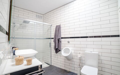 Can Josep: Bagno, Piastrella, Proprietà, Camera, Interior Design, Parete, Pavimento, Architettura, Idraulico Fixture, Costruzione