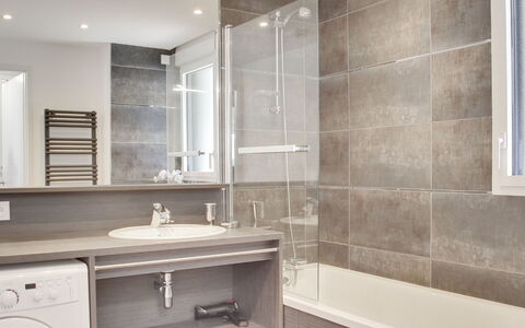 Domaine D'Augustin Apt B01: Bagno, Proprietà, Camera, Piastrella, Interior Design, Parete, Pavimento, Mobilia, Architettura, Costruzione