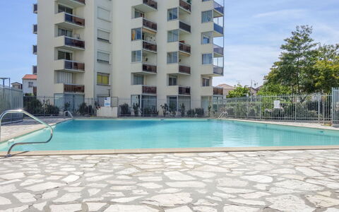 Arcachon 204: Acqua, Costruzione, Cielo, Proprietà, Finestra, Piscina, Azzurro, Albero, Casa, Shade