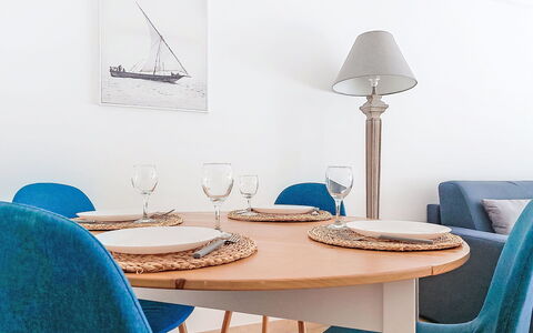 Le Clos Tranquille: Mobilia, Legna, Interior Design, Tessile, Tavolo, Sedia, Pavimento, Camera, Sala Da Pranzo, Cucina & Sala Da Pranzo Tavolo