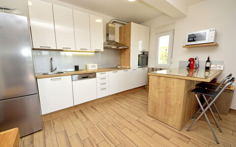 Stella Kastela: Camera, Mobilia, Proprietà, Controsoffitto, Pavimento, Cucina, Interior Design, Pavimento In Legno, Cabinetry, Costruzione