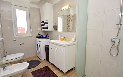 Stella Kastela: Bagno, Camera, Proprietà, Idraulico Fixture, Interior Design, Costruzione, Casa, Immobiliare, Mobilia, Mobiletto Del Bagno
