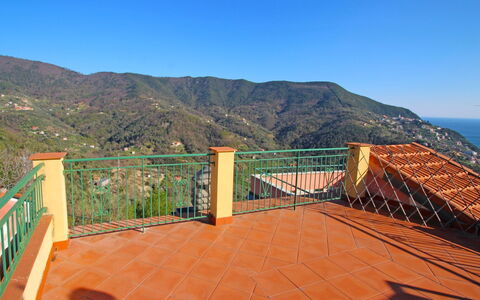Casale: Cielo, Ecoregione, Montagna, Recinzione, Azzurro, Legna, Tempo Libero, Geografia Montane, Orizzonte, Paesaggio Naturale
