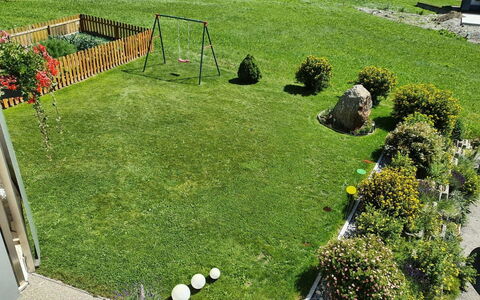 Haus Artemis: Erba, Giardino, Arbusto, Prato, Backyard, Groundcover, Cortile, Landscaping, Erba Sintetica