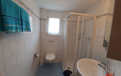 Haus Artemis: Pavimentazione, Interior Design, Pavimento, Idraulico Fixture, Lavandino Del Bagno, Lavello, Soffitto, Camera, Idraulico, Bagno