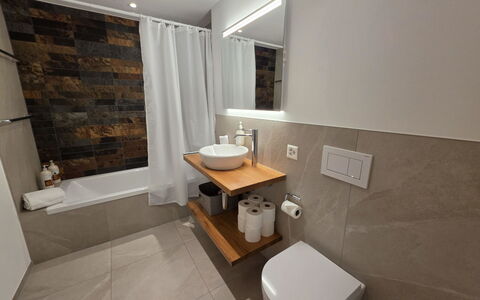 Saas-Fee 761: Pavimentazione, Idraulico Fixture, Interior Design, Pavimento, Bagno, Legna, Lavello, Lavandino Del Bagno, Specchio, Rubinetto
