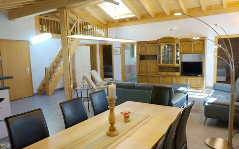 Majelas Heiti: Tavolo, Proprietà, Mobilia, Legna, Costruzione, Interior Design, Sedia, Divano, Architettura, Pavimento