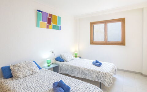 Mariners 2: Camera Da Letto, Mobilia, Letto, Camera, Proprietà, Lenzuolo, Blu, Interior Design, Telaio Del Letto, Parete