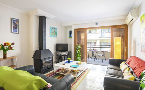 Mariners 2: Camera, Proprietà, Mobilia, Soggiorno, Interior Design, Costruzione, Immobiliare, Giallo, Casa, Tavolo