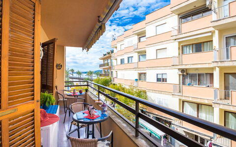 Mariners 2: Cielo, Giorno, Costruzione, Finestra, Pianta, Nube, Condominio, Shade, Urban Design, Zona Residenziale