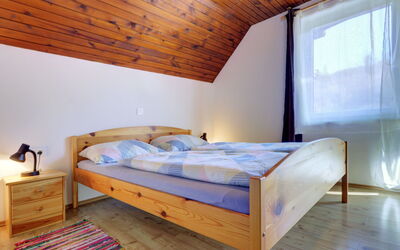 Bor 400.8: Letto, Camera Da Letto, Lenzuolo, Legna, Bedding, Interior Design, Pavimento, Pavimentazione, Casa, Telaio Del Letto